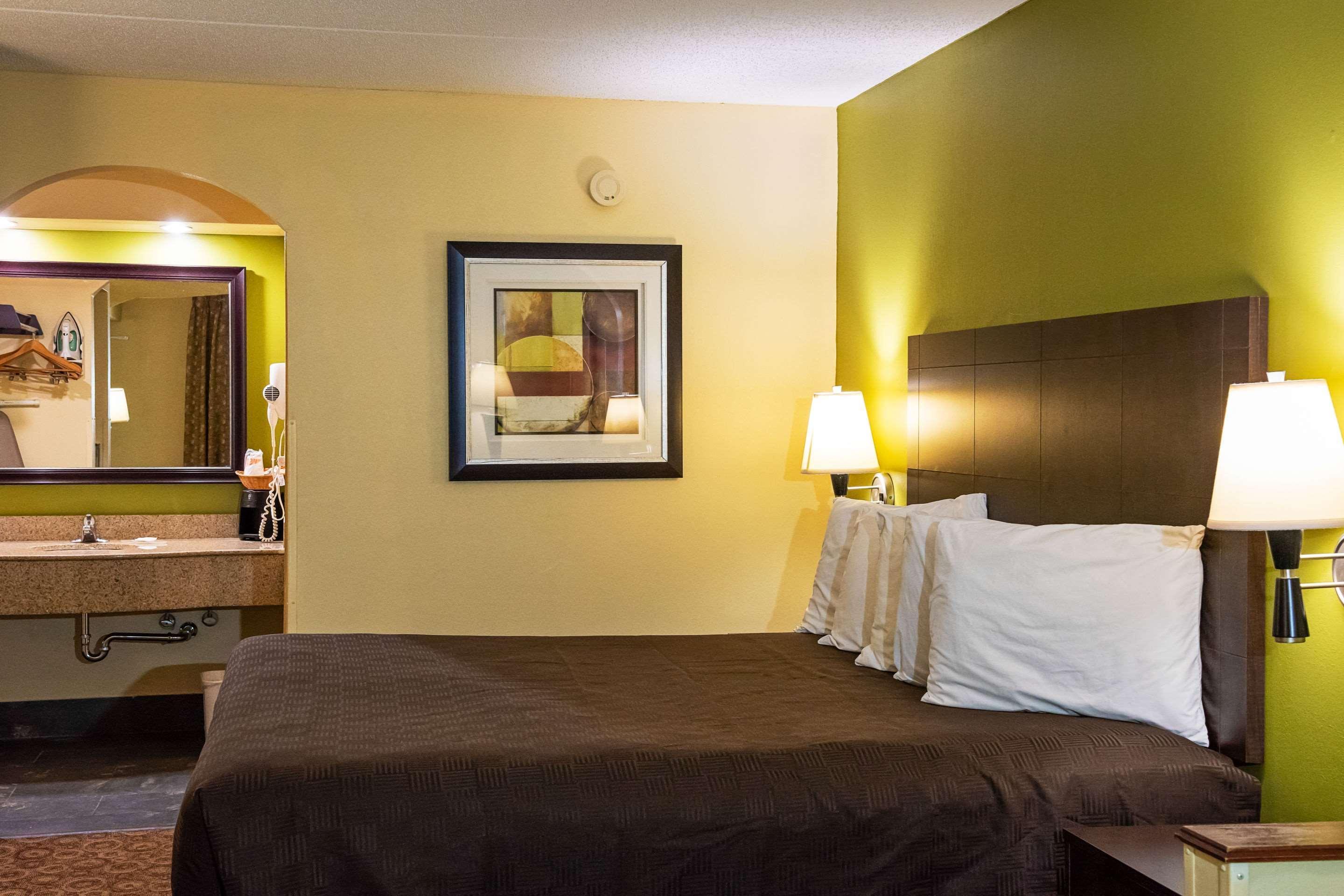 Rodeway Inn & Suites Clarksville Zewnętrze zdjęcie